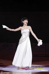 高清组图：徐熙娣可爱短发做代言 一身白裙现场起舞