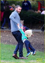 组图：娜奥米-沃兹与老公情侣装出游 可爱儿子缠老爸