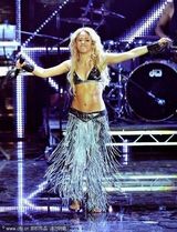 幻灯组图：夏奇拉草裙热舞秀蛮腰 弯腰抛球春光乍泄