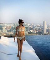 组图：韩国大学女教师泳装照 精致脸蛋性感身材