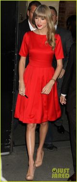 组图：泰勒-斯威夫特亮色礼服秀时尚 宣传新专辑