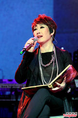 组图：宋丹丹携老公助阵成方圆个唱