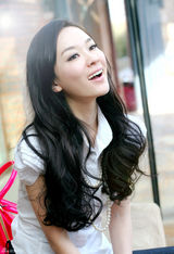 幻灯图：霍思燕早春写真 甜美微笑令人怦然心动