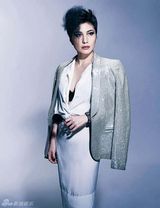 组图：何超仪另类造型登封面 摩登造型气质硬朗