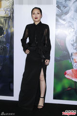 组图：杨千嬅开叉露背再走性感风 为爱子学省钱