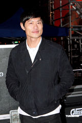 幻灯图：《天与地》热拍 佘诗曼裹棉袄陈豪玩乐队