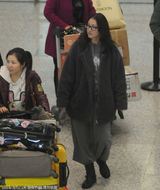 组图：周海媚素颜戴眼镜现身 身穿大衣体态臃肿