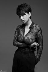 组图：《子弹》大胸女赵铭再拍写真 中性装风情依旧