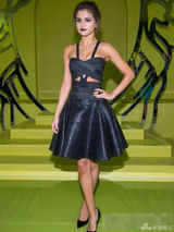 组图：赛琳娜黑唇亮相秀场 爆乳性感与帅哥热聊