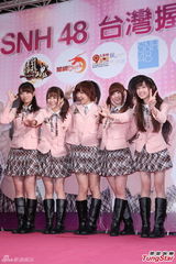 组图：SNH48台北办握手会 粉红制服可爱诱惑