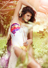 组图：棕发嫩模户外拍写真 服饰加入动物元素