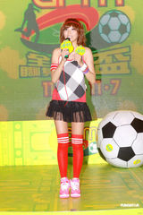 幻灯图：黑涩会美眉参加世界杯活动 看球不为看帅哥