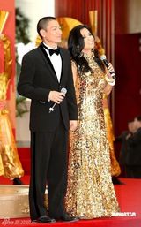 幻灯图：刘德华见证世博会开园 与韦唯唱主题曲