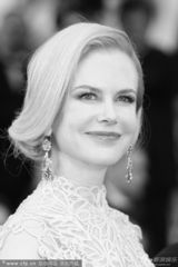 组图：妮可走秀精致长裙华贵 与李安牵手热聊