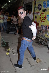 组图：《雷霆扫毒》欧阳靖吊威亚拍戏拼命