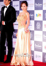 组图：裴素恩走红毯大胆裸露 性感美背一览无余