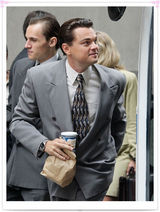 组图：莱昂纳多现身《华尔街之狼》片场