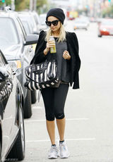 组图：妮可-里奇运动装扮现身条纹机车包别致