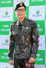 组图：韩情歌王子朴孝信退伍 VIXX到场迎接