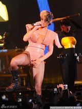 幻灯：蕾哈娜都柏林巡演大肆自摸high翻全场