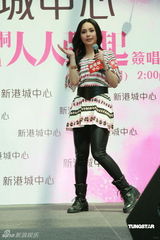 幻灯组图：阿娇香港签唱会 霍汶希送气泵为其打气