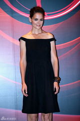 组图：阿汤嫂小黑裙亮相京城 期待与张艺谋合作