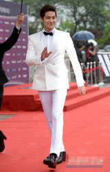 组图：金汎(金范)白色西装潇洒挺拔俊朗迷人