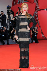 组图：约瑟芬透视装近全裸 和爆乳女星热辣深吻