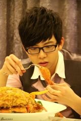 组图：胡夏亲密接触黄金蟹 萌神上身吃海鲜