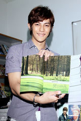 幻灯图集：汪东城推新写真书 现身印刷厂签名