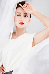 组图：王靖云写真白纱绕身优雅轻灵