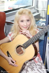 组图：戴佩妮公车宣传新专辑 光脚车上献唱