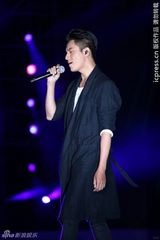 组图：中秋蔡依林献唱露胸光 谢霆锋拒谈王菲