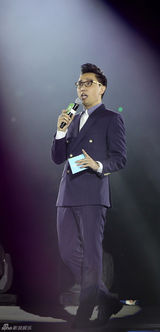 组图：蔡依林爆乳装性感捞金 紧身皮裤秀美腿