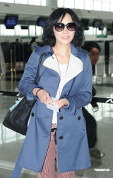 组图：刘嘉玲神秘现身香港机场 不愿透露目的地