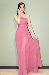 组图：吴佩慈粉裙亮相神采奕奕