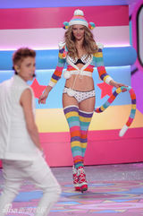 组图：比伯白衣献唱内衣秀 偷瞄超模小鹿乱撞