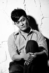 组图：杨志刚黑白文艺大片彰显不羁性感