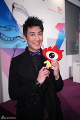 高清组图：《3D肉蒲团》见面会 雷凯欣深V短裙亮相