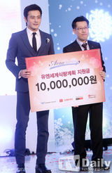 组图：张东健帅气站台 修身蓝西装魅力不减