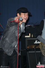 组图：赵传开个唱 黄嘉千性感露背现身力挺