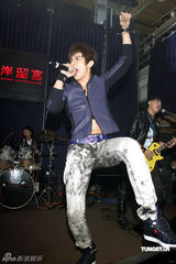 幻灯组图：汪东城助阵“晚生”送吉他秘笈