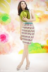 组图：董璇夏日盛装拍杂志封面 演绎热带风情