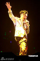 幻灯图：陈奕迅个唱为张国荣流泪 父亲妻女纷纷捧场