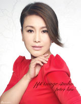 组图：警花王茜新年红裙气质写真端庄大气显风范
