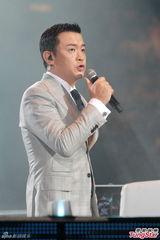 组图：雷颂德个唱献歌儿子 郑秀文助阵掀高潮