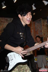 组图：林俊杰送Kimi皮外套 林志颖探班反客为主