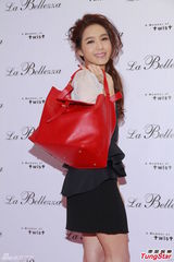 组图：官恩娜无意结婚 怕男友突送惊喜求婚