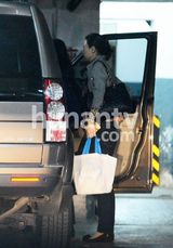 组图：章子怡深夜冒寒回京 撒贝宁接机同回公寓