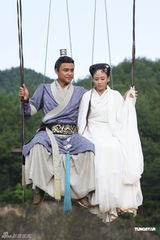 组图：《王的女人》横店热拍 陈乔恩吊威亚表情夸张